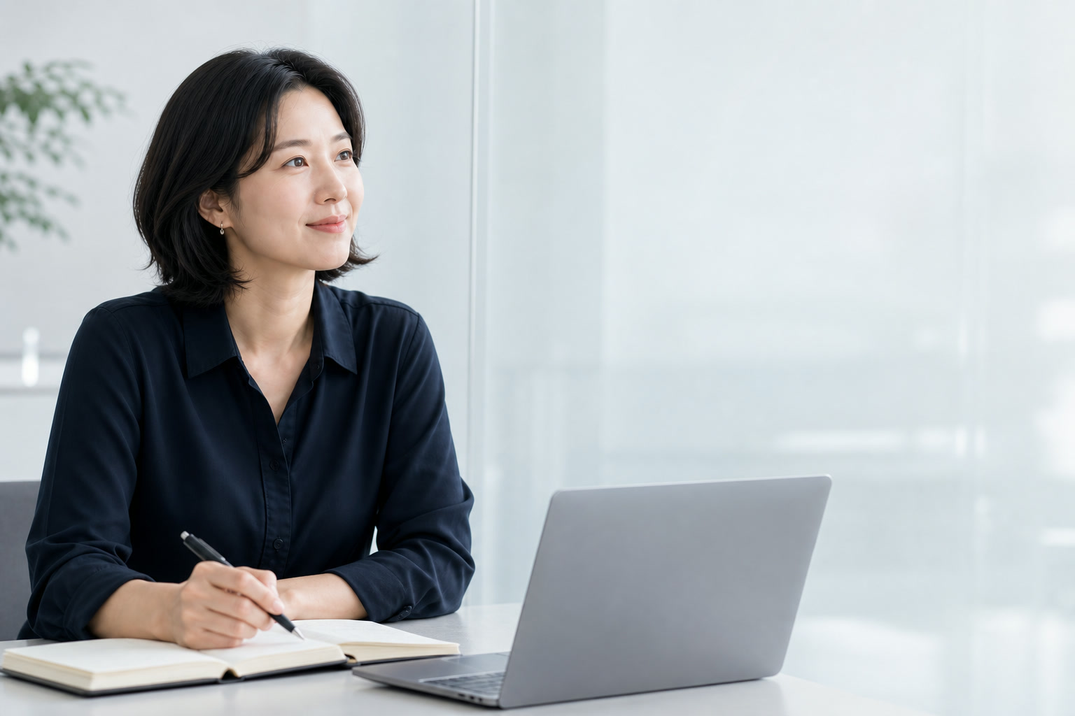 밝은 교실에서 노트에 메모하며 수업을 준비하는 해온 한국어 튜터